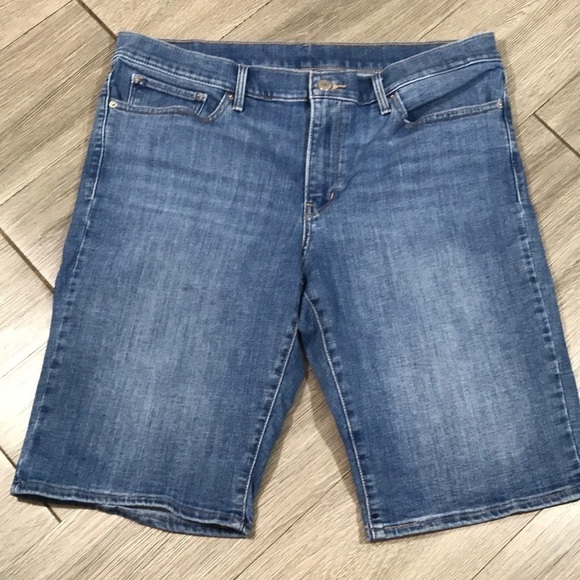 Levi’s Medium Wash Stretch Bermuda 5Pkt Style Denim Shorts size 33 - Picture 1 of 8